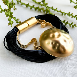Kris - Black and gold pendant bracelet
