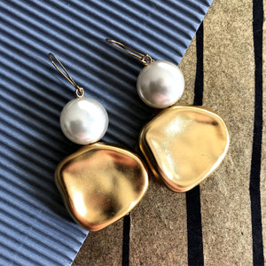 Anna Shimmering white & gold earrings