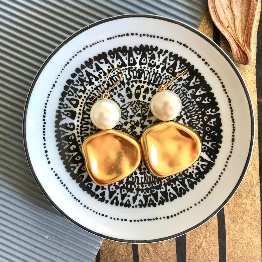 Anna Shimmering white & gold earrings