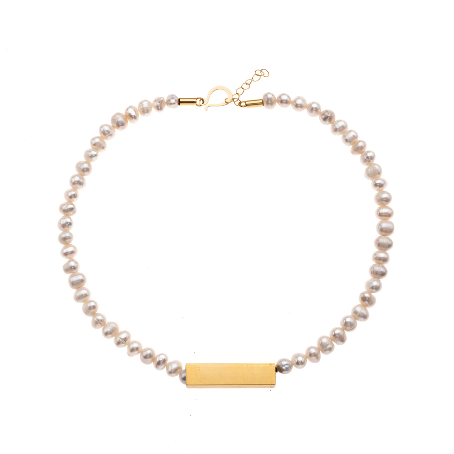Bella single strand pearl necklace with gold pendant